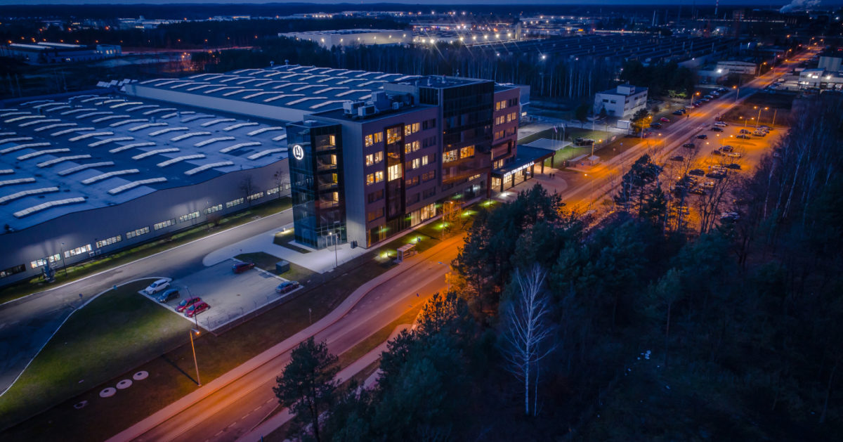 Huta Stalowa Wola S.A. realizuje kontrakt na dostawy Uniwersalnej Maszyny Inżynieryjnej koparko-ładowarki do Wojska Polskiego